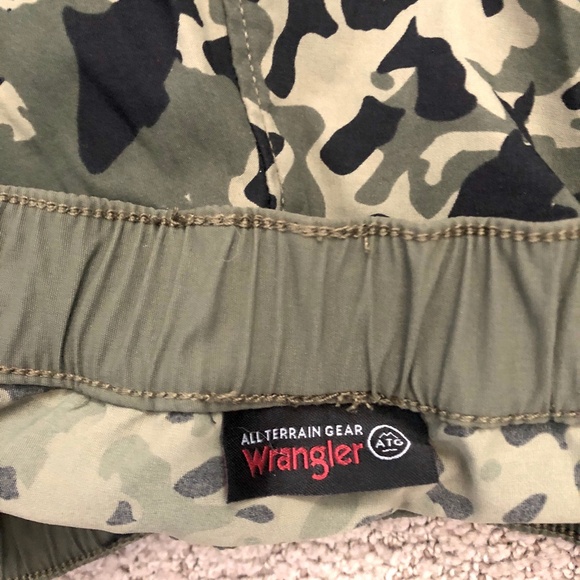 Wrangler ATG Hiker Shorts Camo Mens Small - Picture 4 of 4